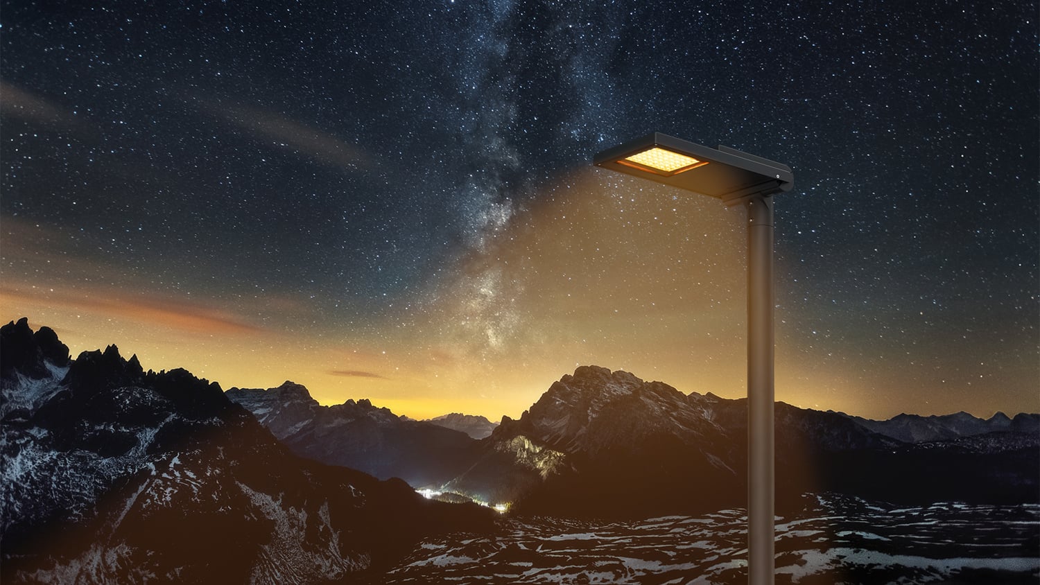  Dark-Sky-certified WE-EF AFL100 outdoor luminaire casts warm white light under a starry night sky – environmentally friendly lighting without light pollution.