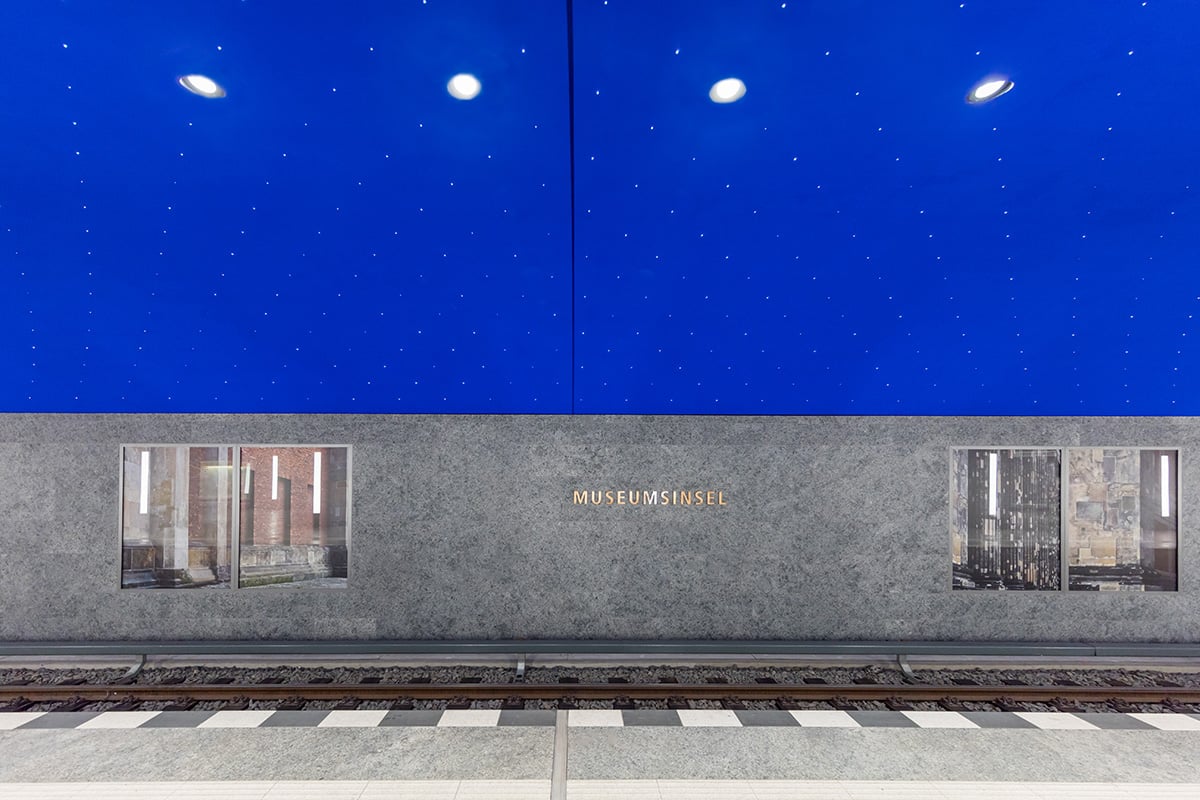 Bahnsteig der U-Bahn-Station Museumsinsel mit der charakteristischen blauen Lichtdecke.