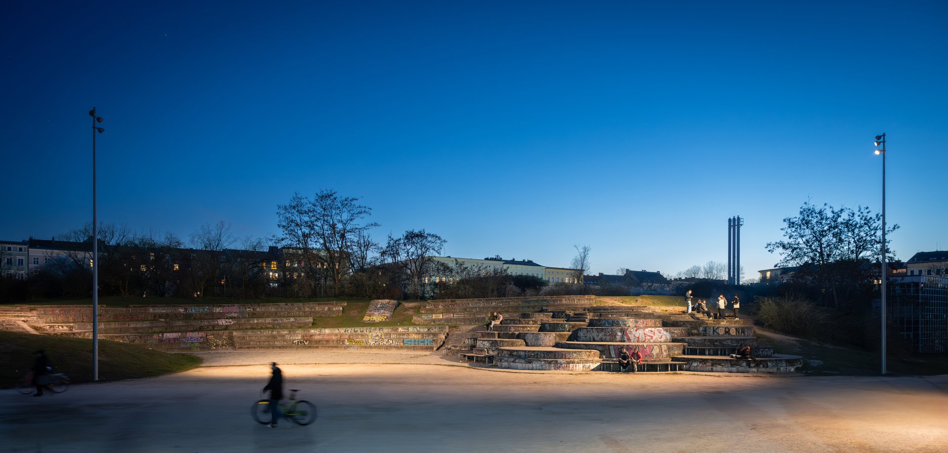 Nächtlich beleuchtete Freifläche im Görlitzer Park Berlin mit Tribünenstufen, präziser Lichtlenkung und hoher Aufenthaltsqualität.