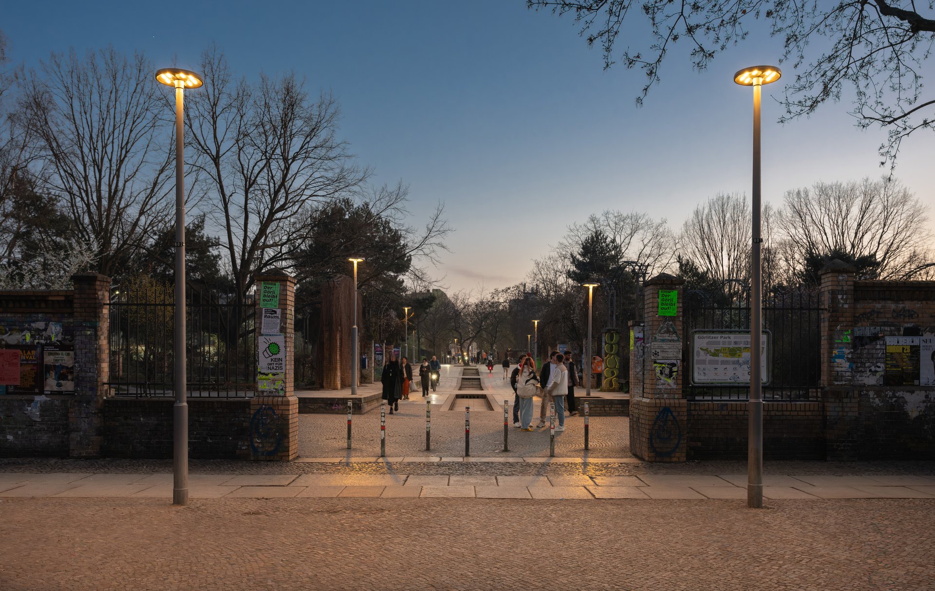Energieeffiziente WE-EF Parkbeleuchtung am Eingang des Görlitzer Parks in Berlin. Präzise Lichtverteilung sorgt für Sicherheit, Orientierung und hohe Aufenthaltsqualität bei Dämmerung.