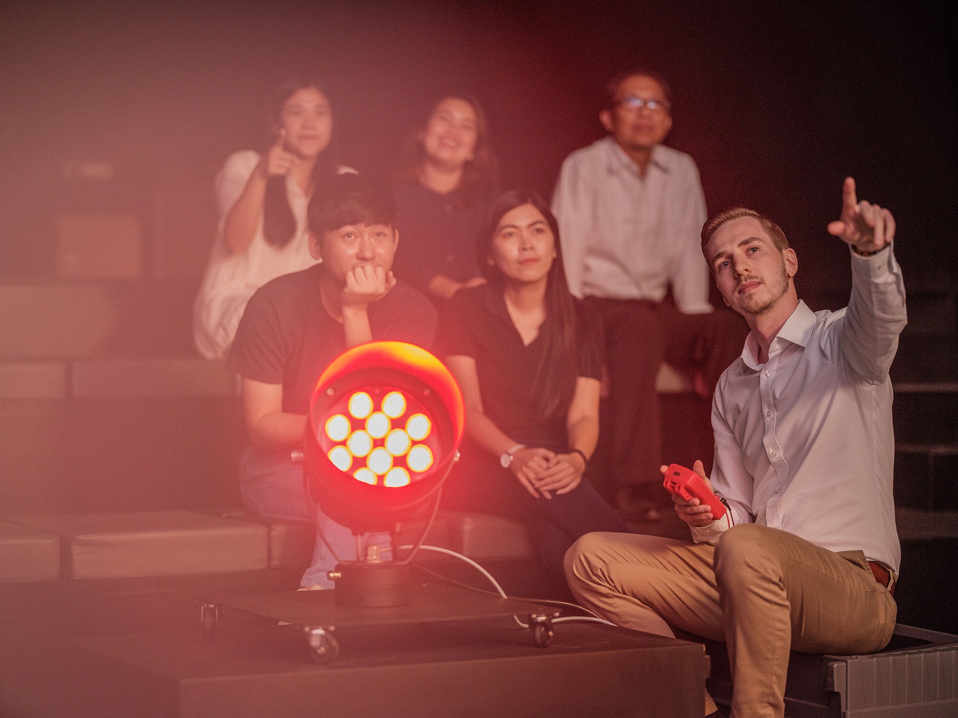 L’équipe de WE-EF avec des visiteurs lors d’une démonstration de luminaires