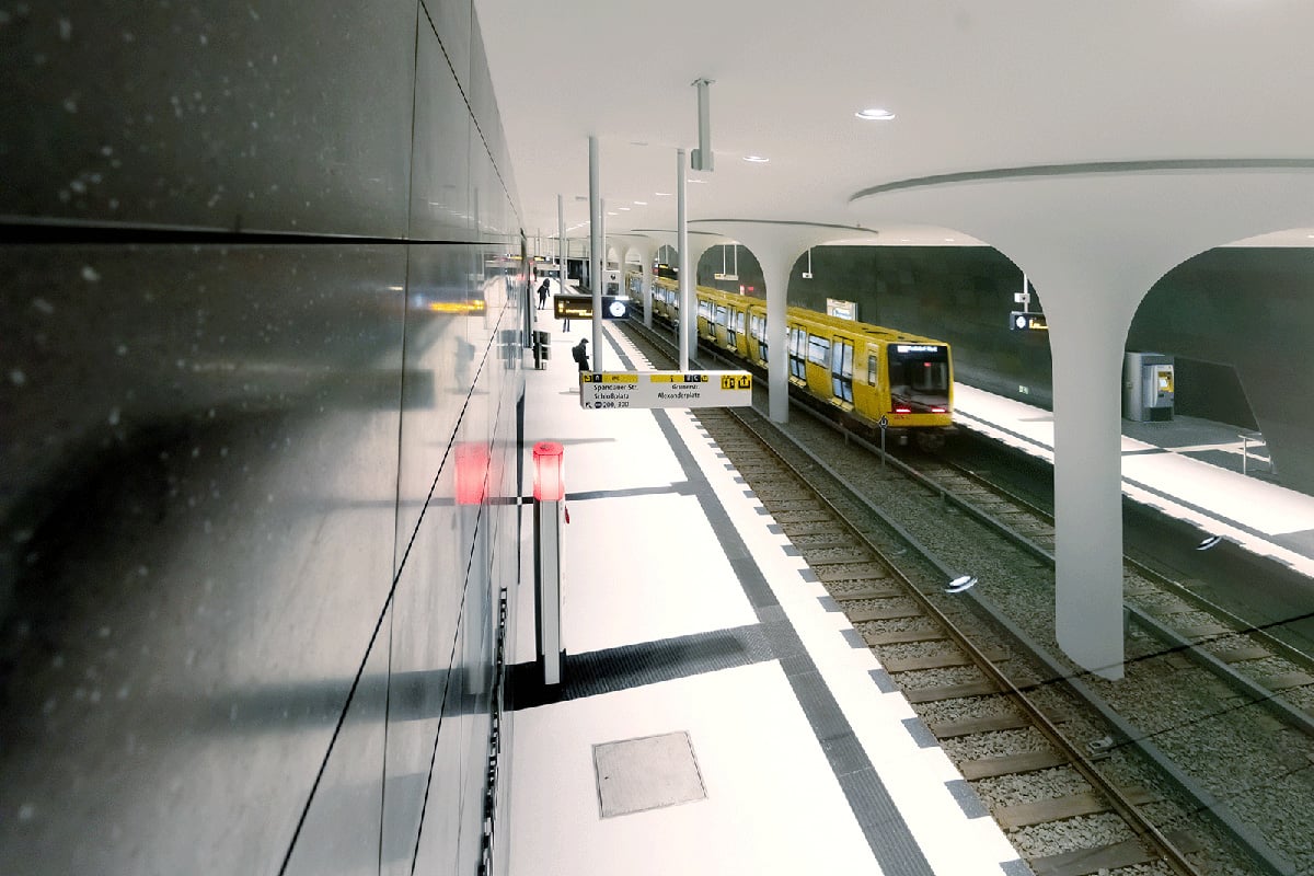 Einfahrender Zug in der U-Bahn-Station „Rotes Rathaus“ in Berlin.