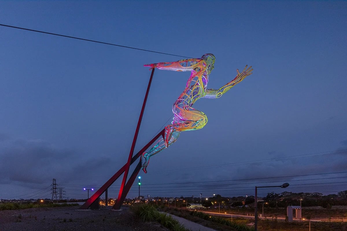 16 metre de haut et 8,5 tonnes, le déplacement de la sculpture du Sprinter à été un véritable challenge.