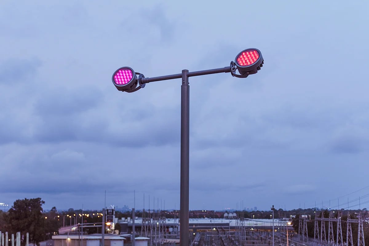 La sculpture est éclairée avec des FLC200-CC proposant une flexibilité sur le choix des couleurs.