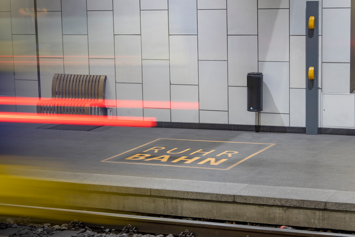 FLC230 LED Projektoren setzen individuelle Akzente auf den Bahnsteigen.